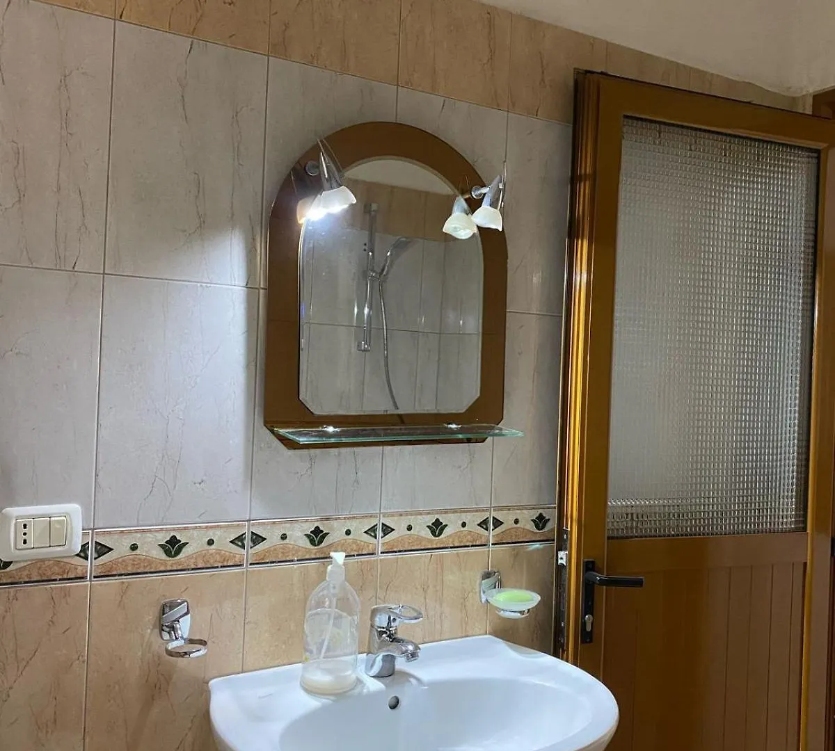 アパート Gazi Villa Vlorë アルバニア